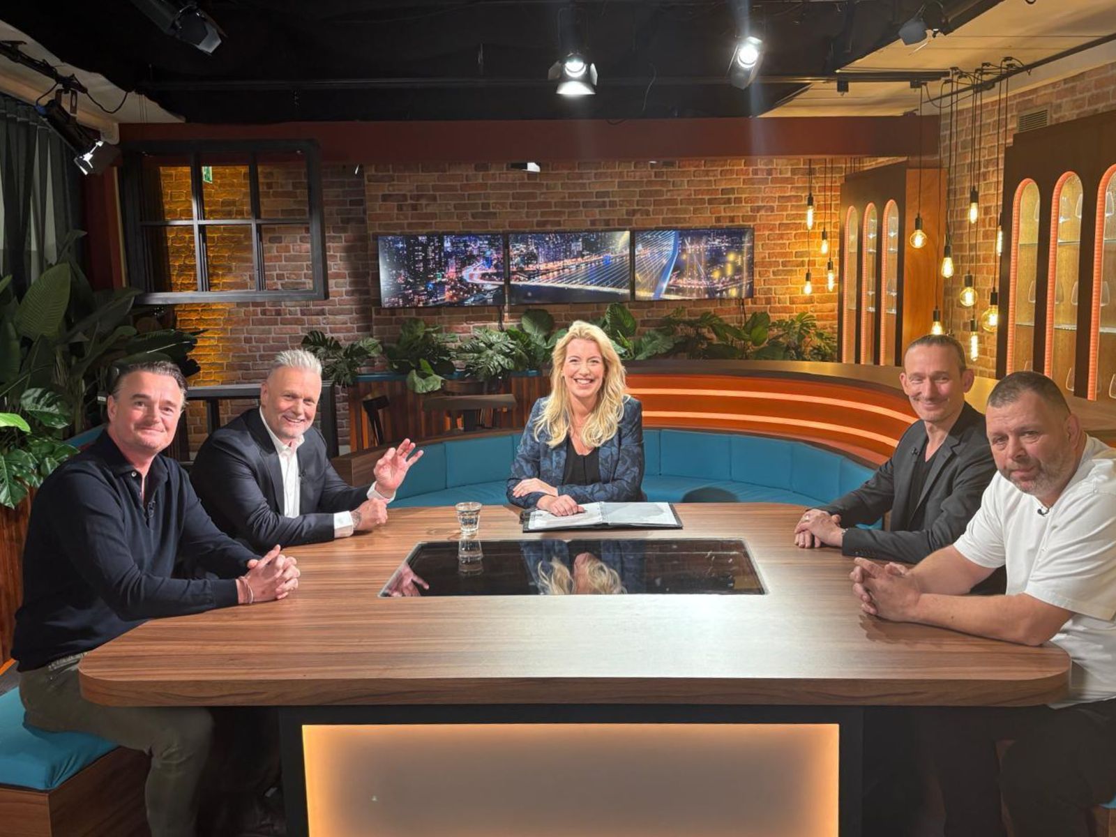 Meepraten aan de bouwtafel